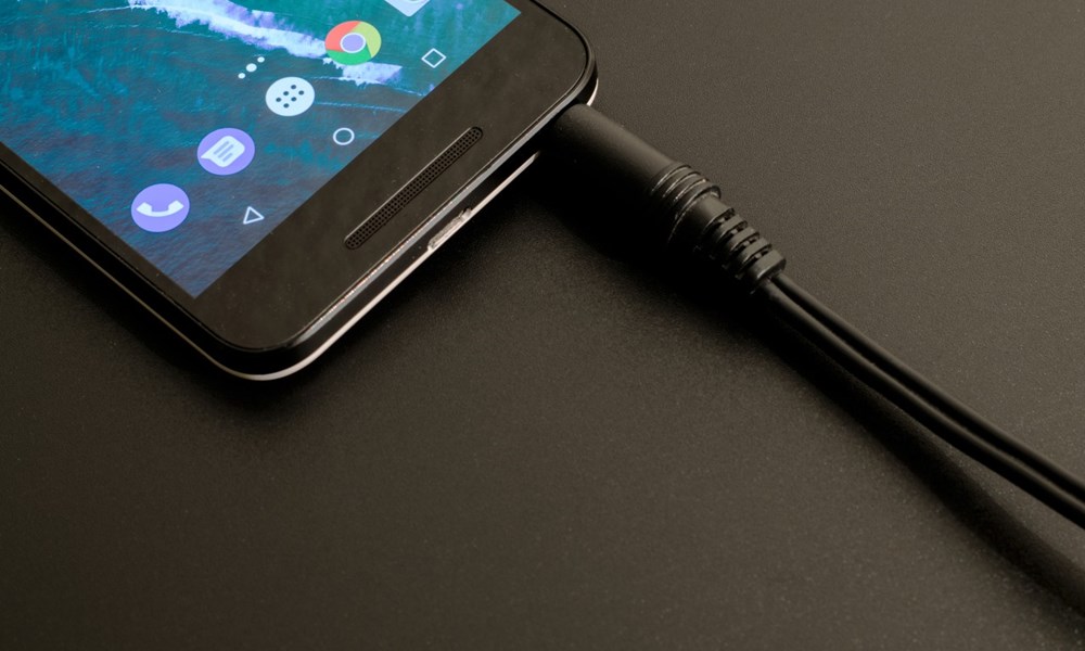Teléfono móvil en proceso de carga