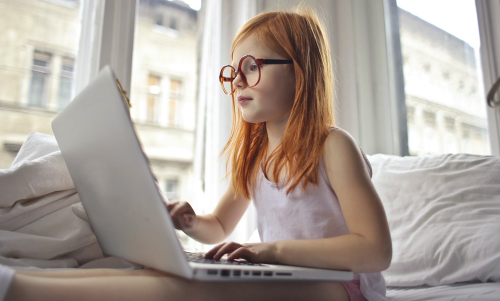 Una niña conectándose a su ordenador personal