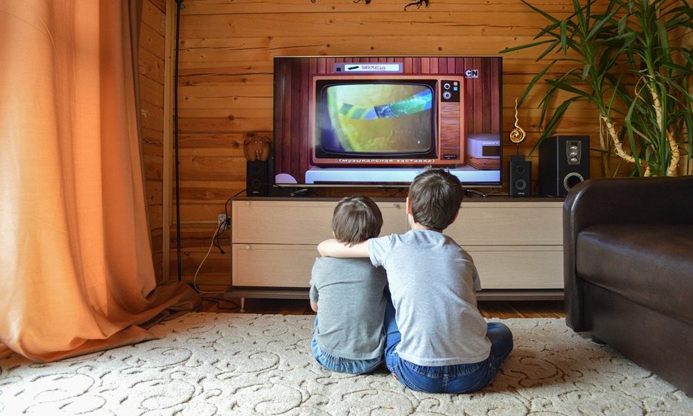 Niños viendo tele antigua